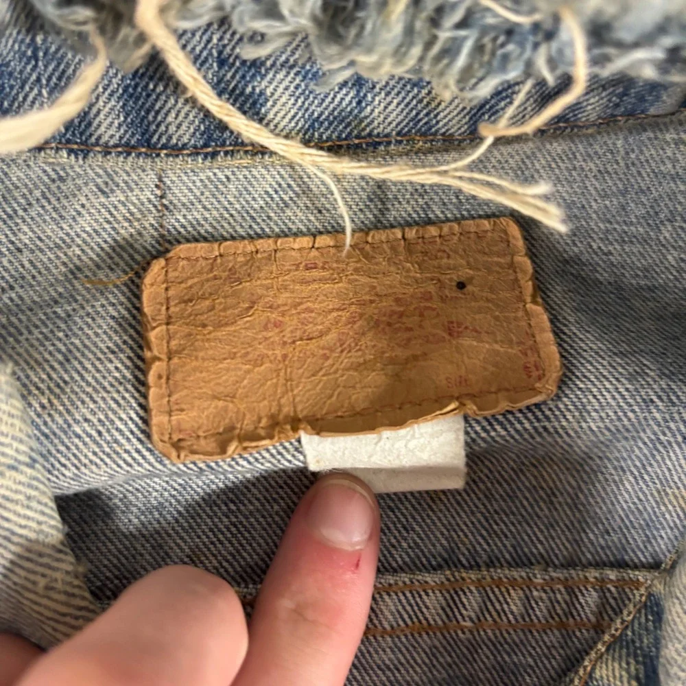 Vintage Levis 70505 0217 Denim Trucker Jacket Medium Wash Distressed 1970s 1980s - Picture 13 of 16